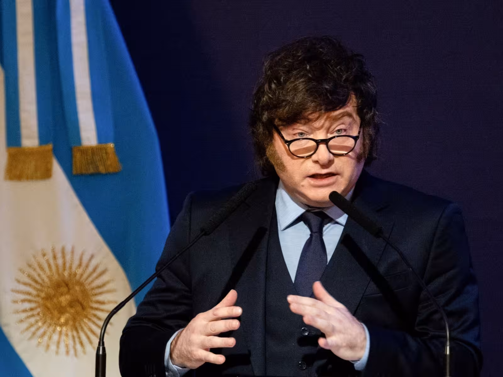 Una encuesta registró una baja de Milei y dejó abierta la pelea por 2027