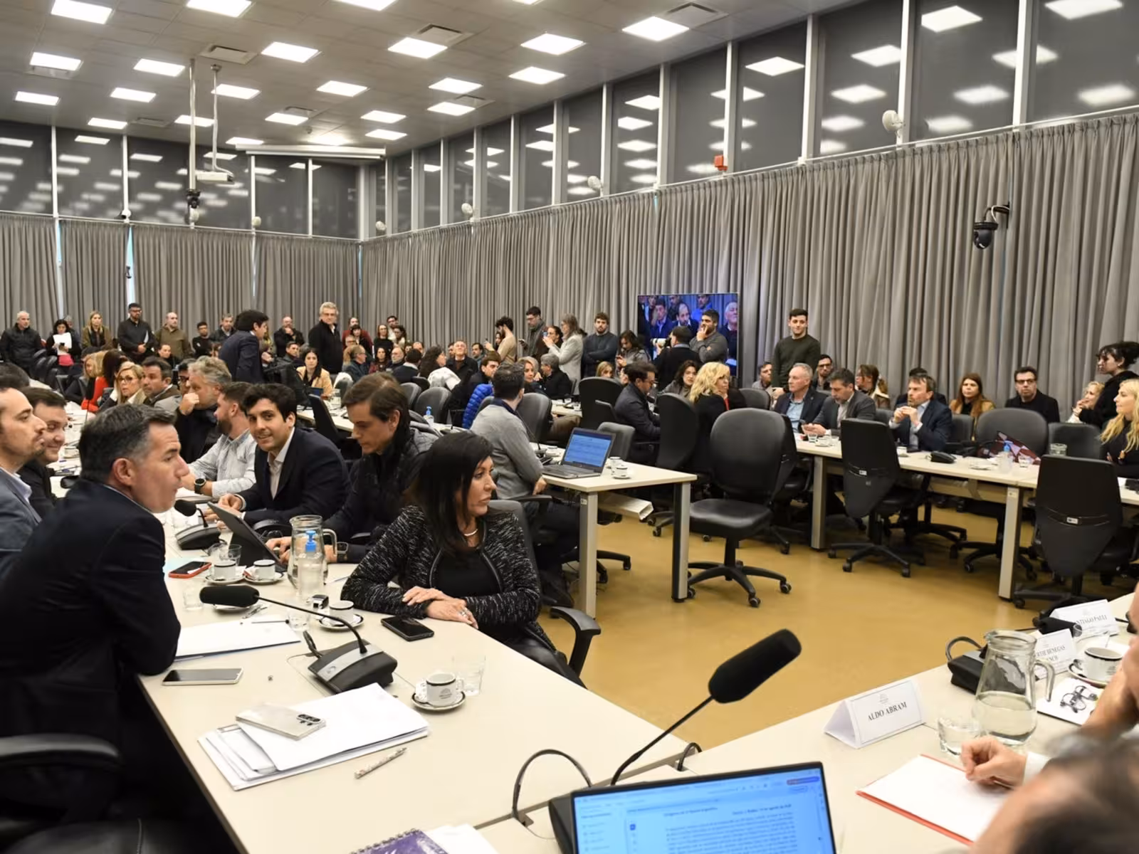 LLA consiguió dictamen para reformar la Carta Orgánica del Banco Central tras una comisión atravesada por cruces