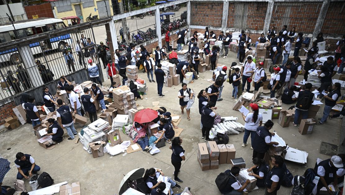 Perú revisará sus resultados electorales tras denuncias y una votación aún indefinida