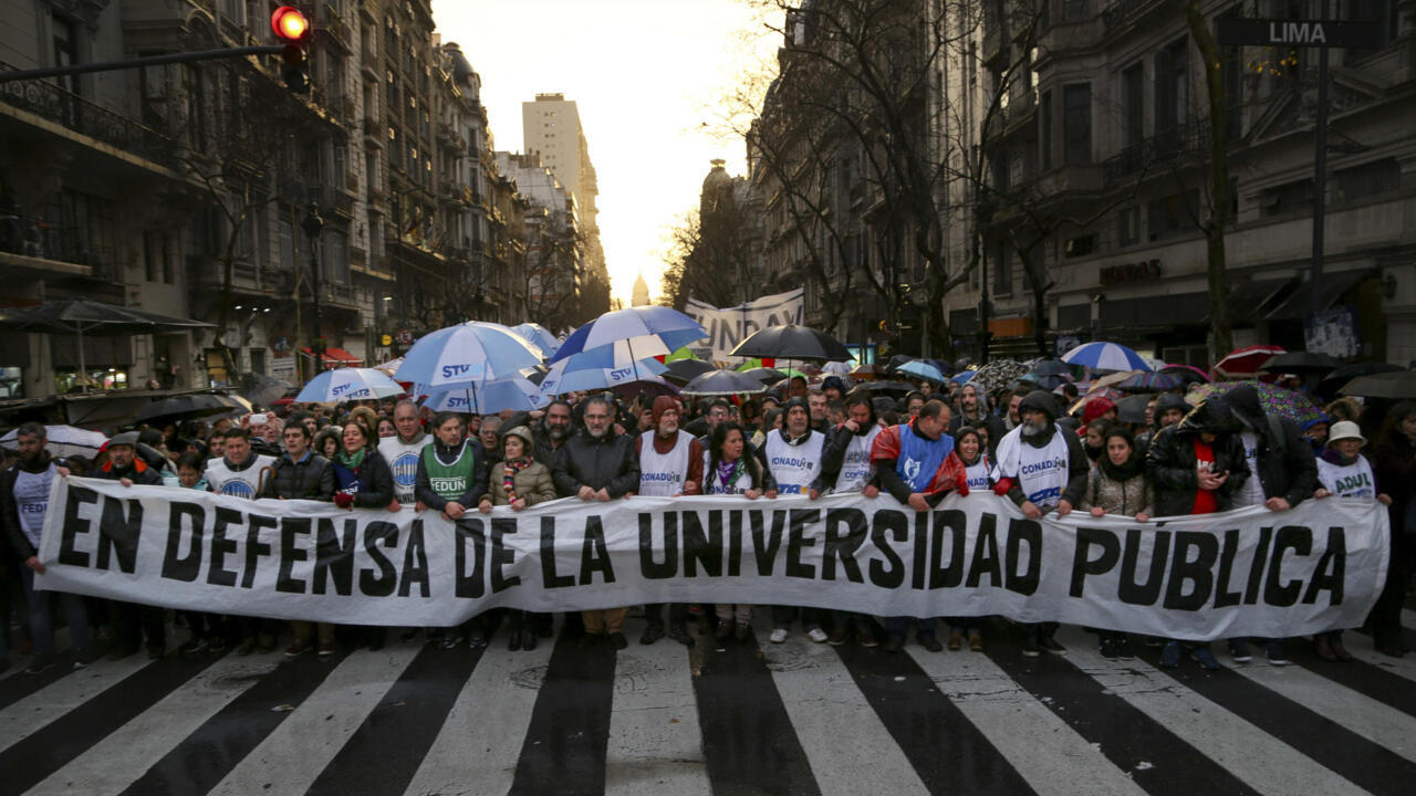 La crisis universitaria vuelve a la calle y presiona al Gobierno por presupuesto y salarios