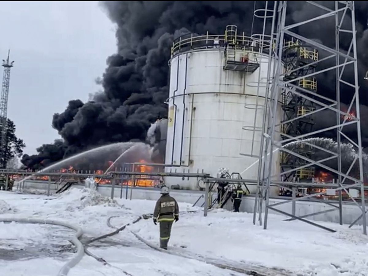 Ucrania golpea el petróleo ruso mientras Moscú ataca zonas civiles